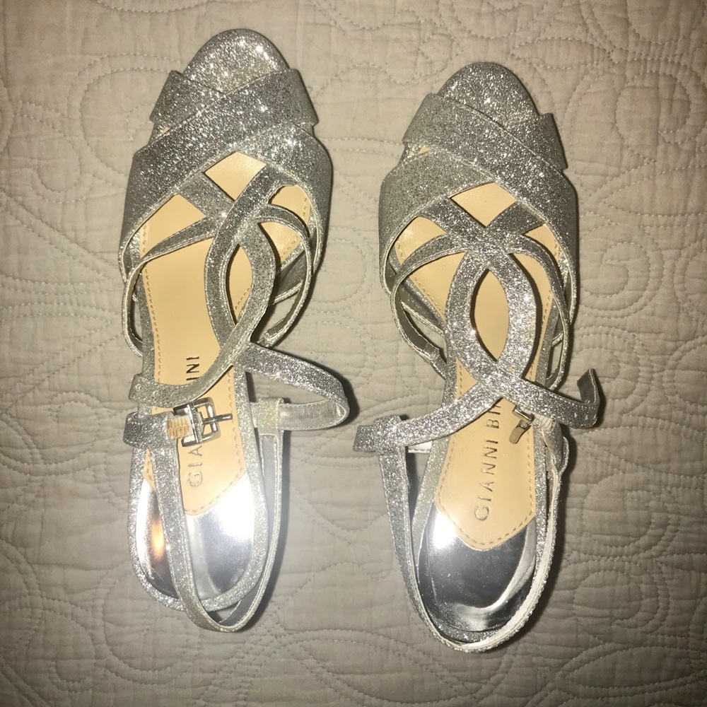 👠STUNNING Gianni Bini Silver Glitter Peep Toes👠